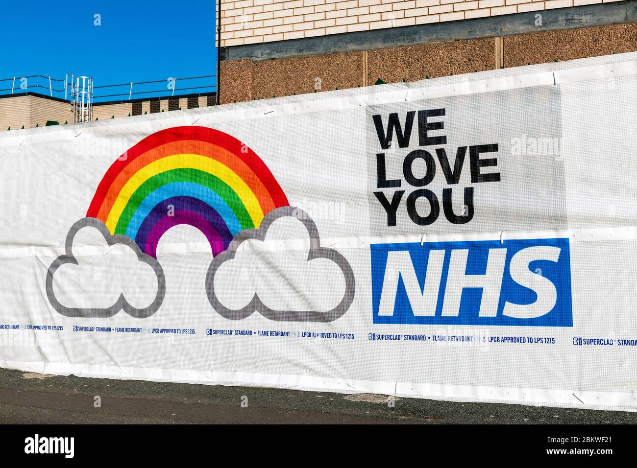 NHS Regenbogenbanner, Großbritannien. Wir lieben dich NHS-Zeichen. Stockfoto