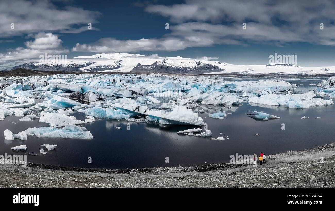 Große Menge an Eisbergen in der Gletscherlagune Jökulsárlón, Island Stockfoto