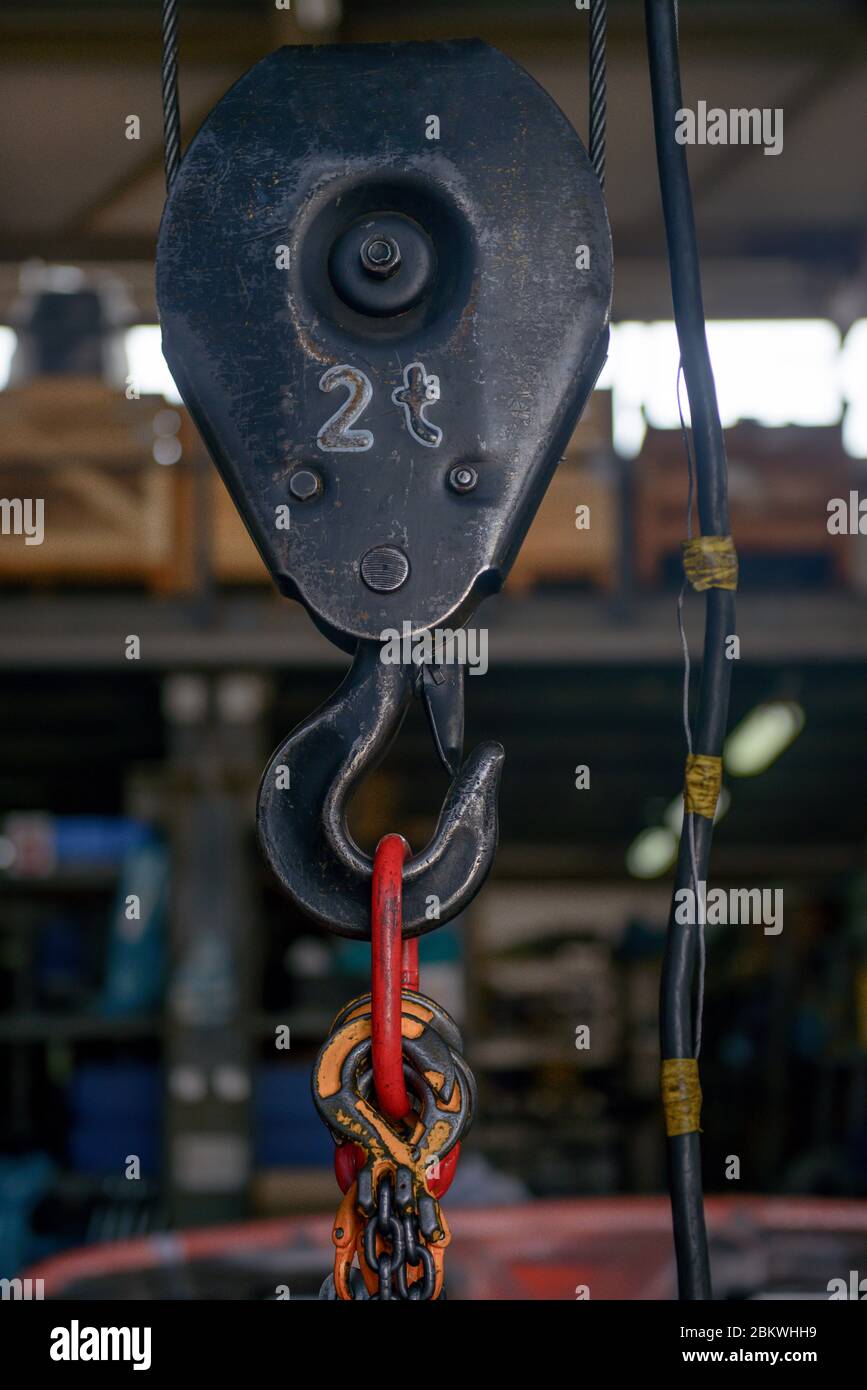 Stahlhaken und Kette. Schwerlast-Hebehaken. Kettenzug. Industriehaken an der Kette hängen. Stockfoto