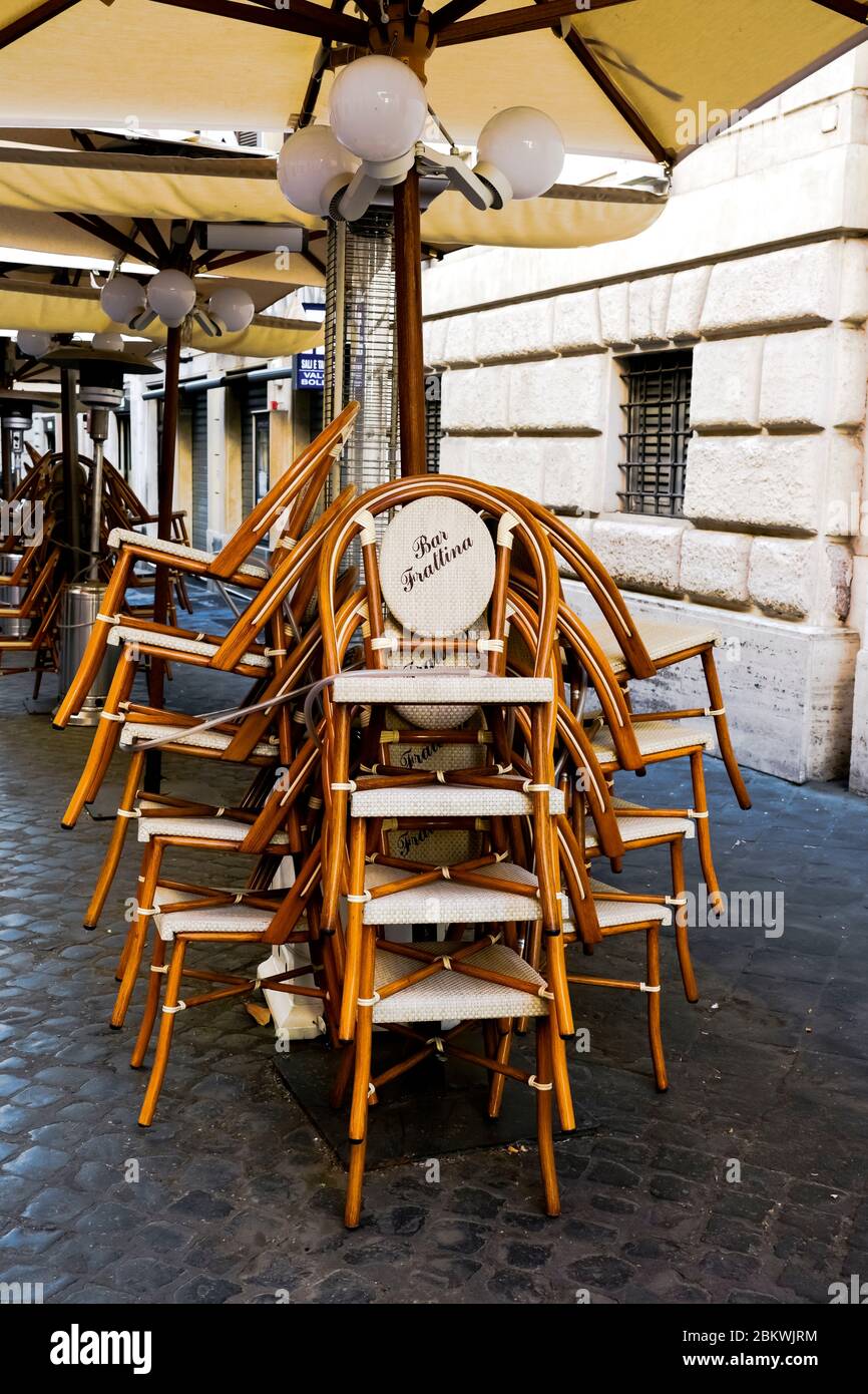 Coffe Shop geschlossen, gestapelte Stühle, während Coronavirus, Covid 19, Absperrung. (Rom zur Zeit von Covid 19) Rom, Italien, Europa, EU. Stockfoto