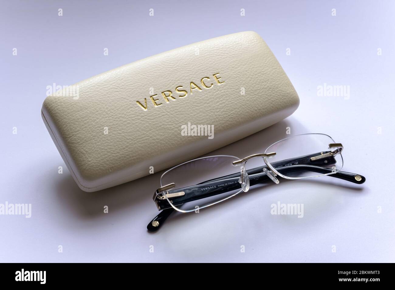 Stone / Großbritannien - 1. Mai 2020: Versace Brillen für Frauen auf Weiß isoliert. Stockfoto
