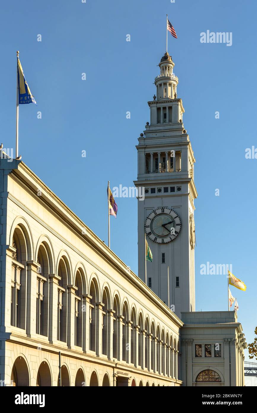 Der Uhrturm des Ferry Building Marketplace am Hafen von San Francisco an einem Herbsttag Stockfoto