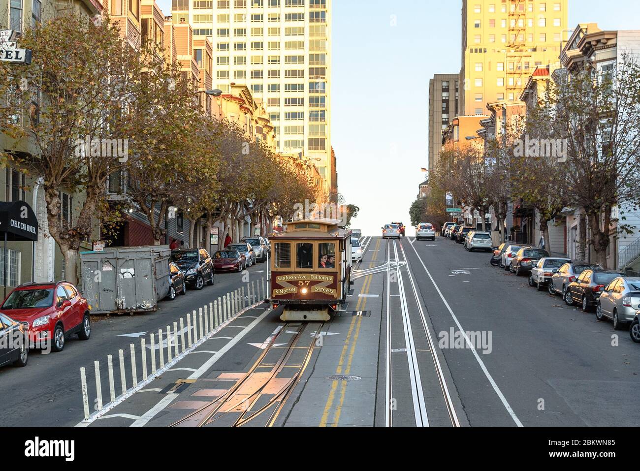 Eine Seilbahn auf der California Street Line, die vom Nob Hill in San Francisco abfährt Stockfoto