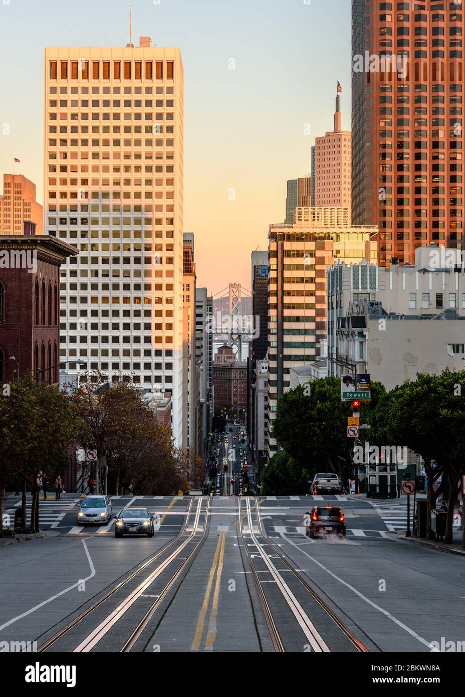 Blick auf die California Street in Richtung Bay Bridge Tower in San Francisco zur goldenen Stunde Stockfoto