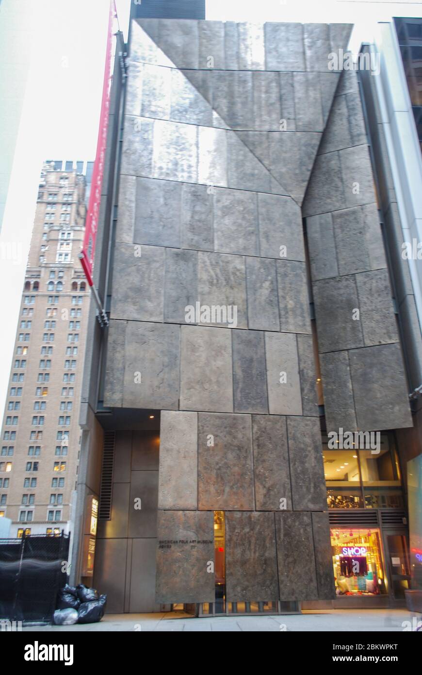 Bronze American Folk Art Museum 45 West 53rd Street, New York City, NY, USA von Tod Williams Billie Tsien Architects Stockfoto