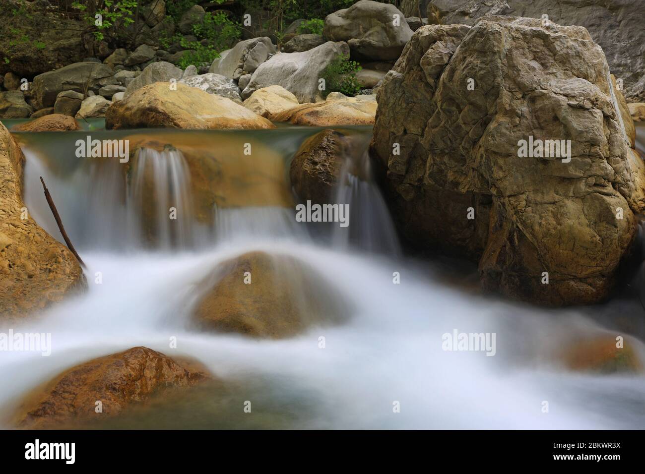 Schönheitsszene mit kleinem Wasserfall am Bergfluss Stockfoto