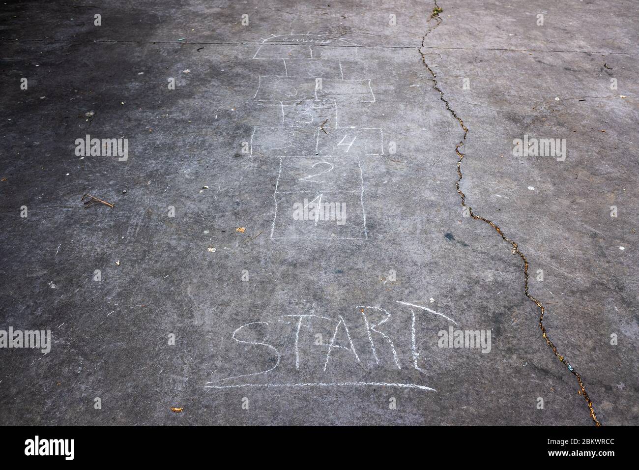 Beginnen Sie mit Kreide auf dem Asphalt geschrieben, kopieren Raum. Stockfoto