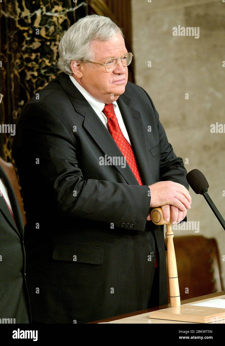 Der Sprecher des Repräsentantenhauses der Vereinigten Staaten, J. Dennis Hastert (Republikaner von Illinois), steht vor der Ankunft des US-Präsidenten George W. Bush vor, der seine jährliche Rede zur Lage der Union auf einer gemeinsamen Sitzung des US-Kongresses im US-Kapitol in Washington halten wird, DC am 31. Januar 2006. Quelle: Ron Sachs - CNP / MediaPunch Stockfoto