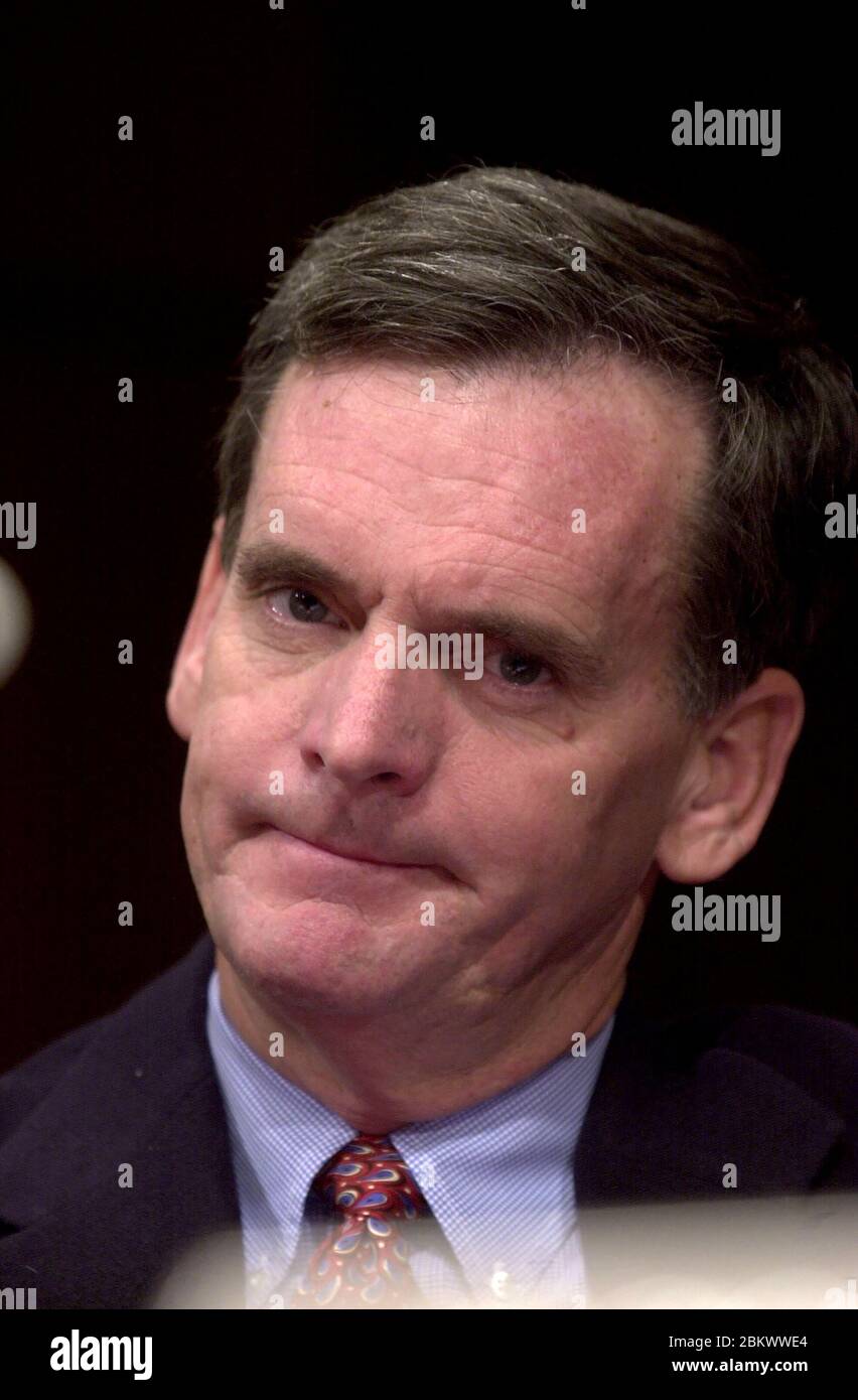 Senator Judd Gregg (Republikaner von New Hampshire) hört sich die Eröffnungsanmerkungen des Vorsitzenden der US-Notenbank, Alan Greenspan, während der Anhörung des US-Senats-Haushaltsausschusses in Washington, D.C. am 25. Januar 2001 an.Quelle: Ron Sachs / CNP / MediaPunch Stockfoto