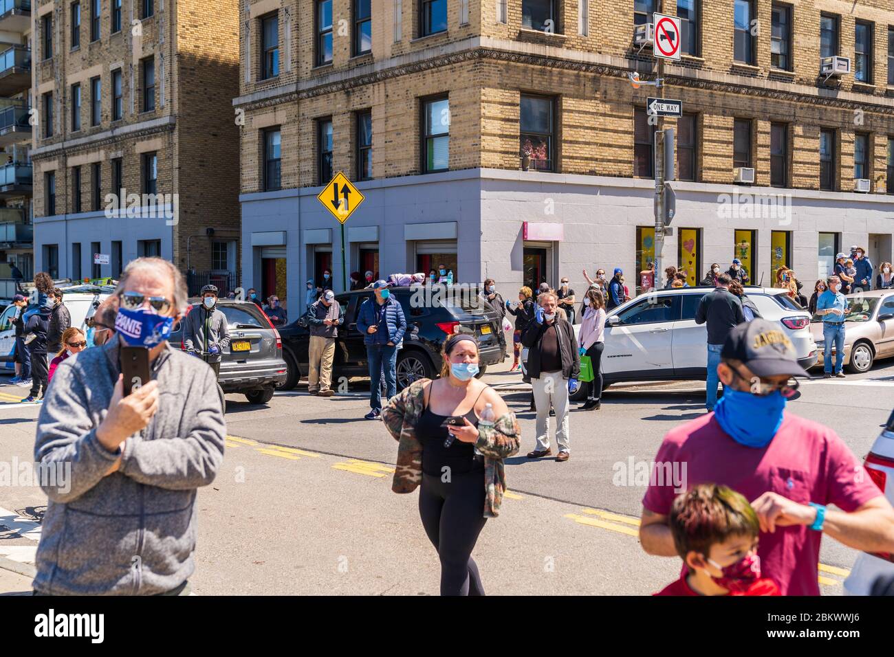 Manhattan, New York - 28. April 2020: Während des COVID-19 Pandemic Ausbruchs erwartet die Militärluftmesse in New York City eine Menge. Stockfoto