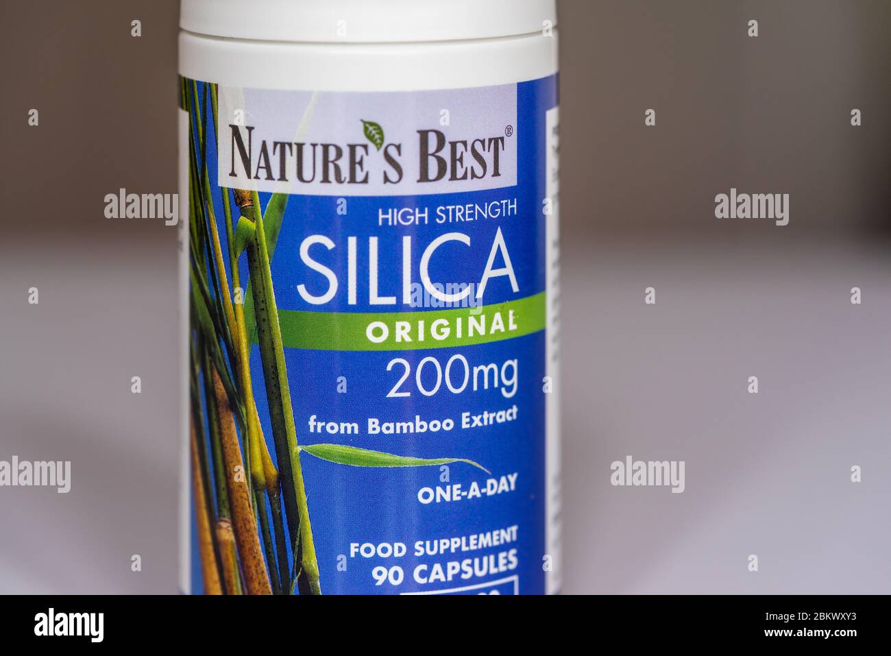 Nahaufnahme der Naturen Best One pro Tag 200mg Silica Nahrungsergänzungsmittel in einem blauen Schlauch Stockfoto