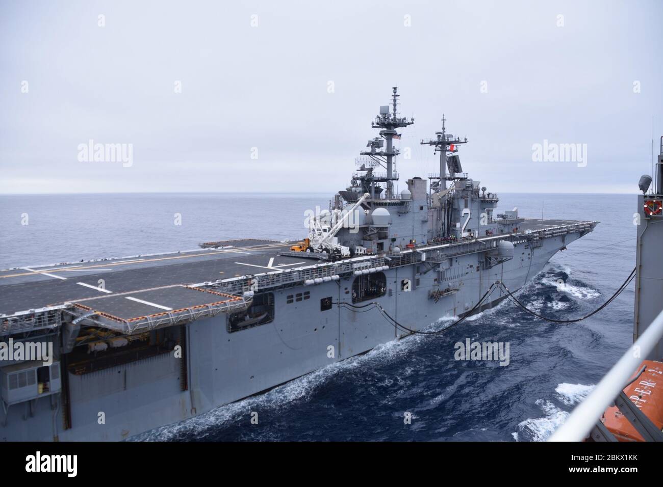 Das Wasp-Klasse Landung Hubschrauber Dock Schiff USS Essex (LHD-2) der Marine führt laufenden Nachschub Operationen mit dem Military Sealift Command Trockenfracht / Munition Schiff USNS Matthew Perry vor der Küste von Südkalifornien. Perry erbrachte Logistikdienstleistungen für die Schiffe der USS Essex Amphibious Readiness Group, während sie Übungen und Qualifikationen vor der Bereitstellung durchführten. Durch eine Reihe von Replenishments-at-Sea (RAS) lieferte Perry 81 Paletten mit Lebensmitteln, Teilen und Ausrüstung sowie 600 Tausend Gallonen Diesel-Schiffskraftstoff JP5 Flugbenzin. Stockfoto