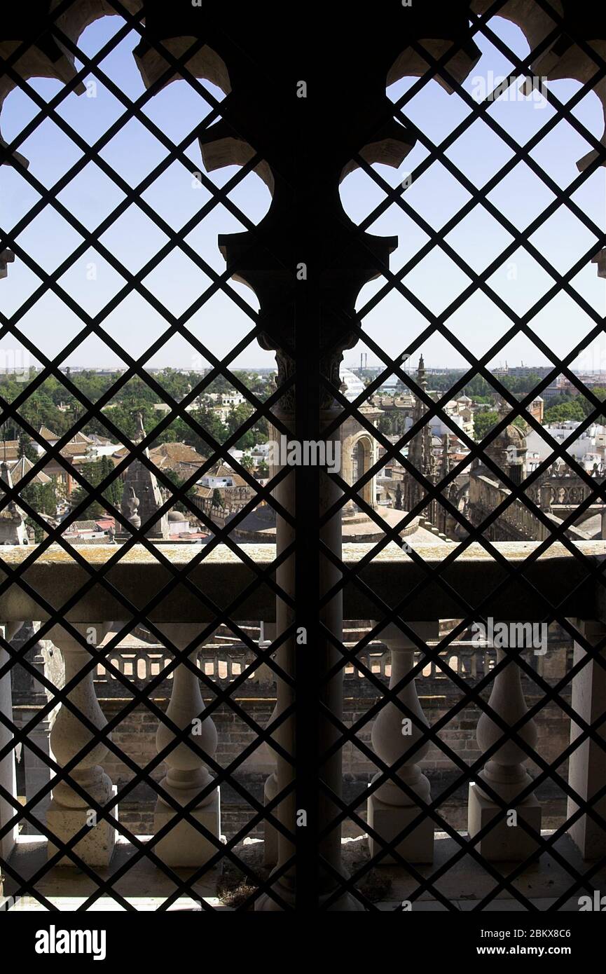 Sevilla, Spanien, Blick durch das Gitter des Domturms. Sevilla, Spanien, Blick durch das Gitter des Domturms. Hiszpania, Widok przez kratę. Stockfoto
