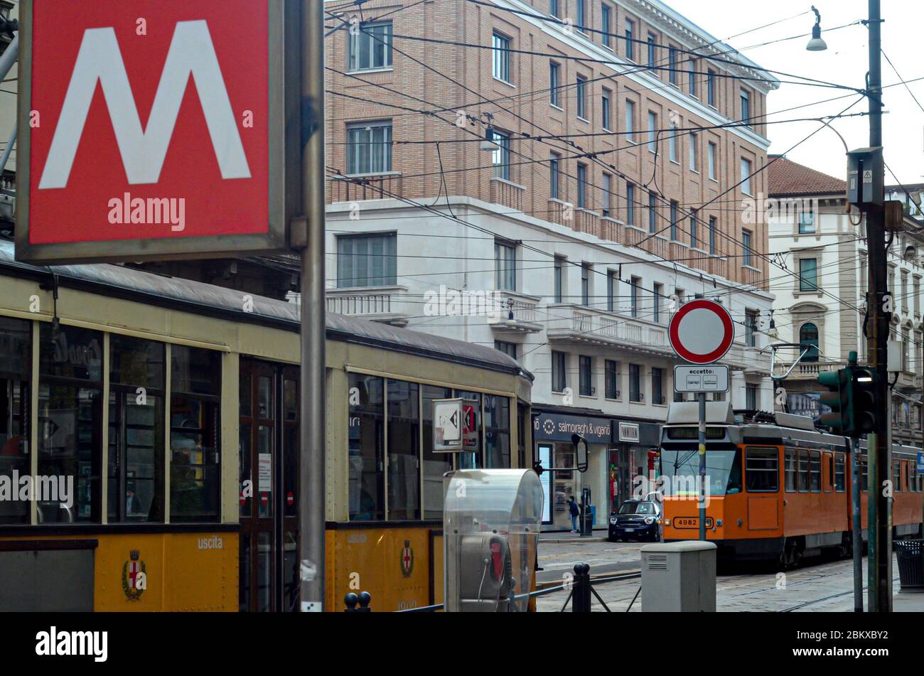 Mailand, Italien. Mai 2020. (INT) Covid-19: Bewegung von Menschen in Phase 2 . 5. Mai 2020, Mailand, Italien: Bewegung der Menschen in einer der Postkarten von Mailand, dem Dom und seiner Umgebung. Die Menschen beginnen, die Isolation zu verlassen, aber mit Einschränkungen, eine von ihnen ist die obligatorische Verwendung einer Maske, halten einen Abstand von 1 Meter und präsentieren Selbstzertifizierung an die Behörden, wenn die Person nicht mehr präsentiert den Grund für die Vertreibung. Wenn Sie Ihre Region verlassen, können Sie jetzt Familie oder Freunde besuchen, als eine Möglichkeit, die Coronavirus-Pandemie zu bekämpfen (COVID-19).Quelle:Josi Stockfoto