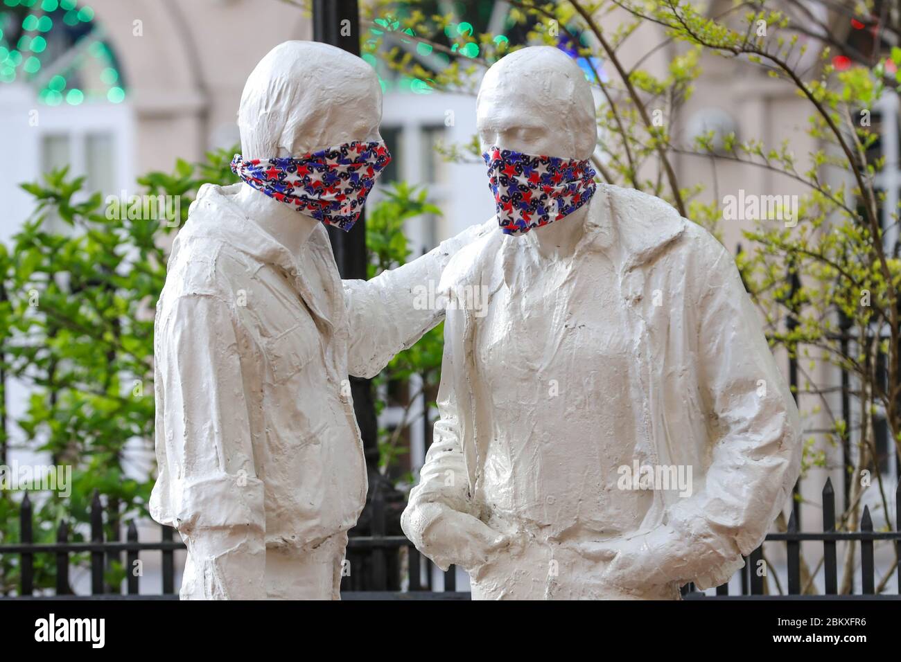 New York, Usa. Mai 2020. Skulptur von George Segal (1924-2000), eine Hommage oder Bewegung für zwei schwule Männer und erinnert an Ereignisse nicht der Stonewall Inn, vor dem Park, der mit der Bewegung mit Ansichten von Masken des Schutzes auf der Manhattan-Seite von New York in den Vereinigten Staaten von Amerika entstanden. terça-feira, 05. A cidade de Nova York é o Epicenter do novo coronavírus (COVID-19). Quelle: Brasilien Foto Presse/Alamy Live News Stockfoto