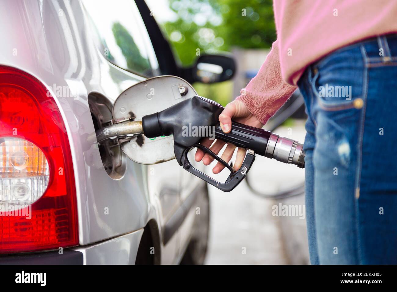 Lady Pumpen Benzin Kraftstoff im Auto an Tankstelle. Stockfoto