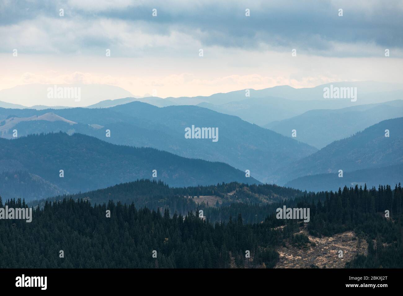 Berg blau Steigung Landschaft Panorama Dämmerung in den Bergen Stockfoto