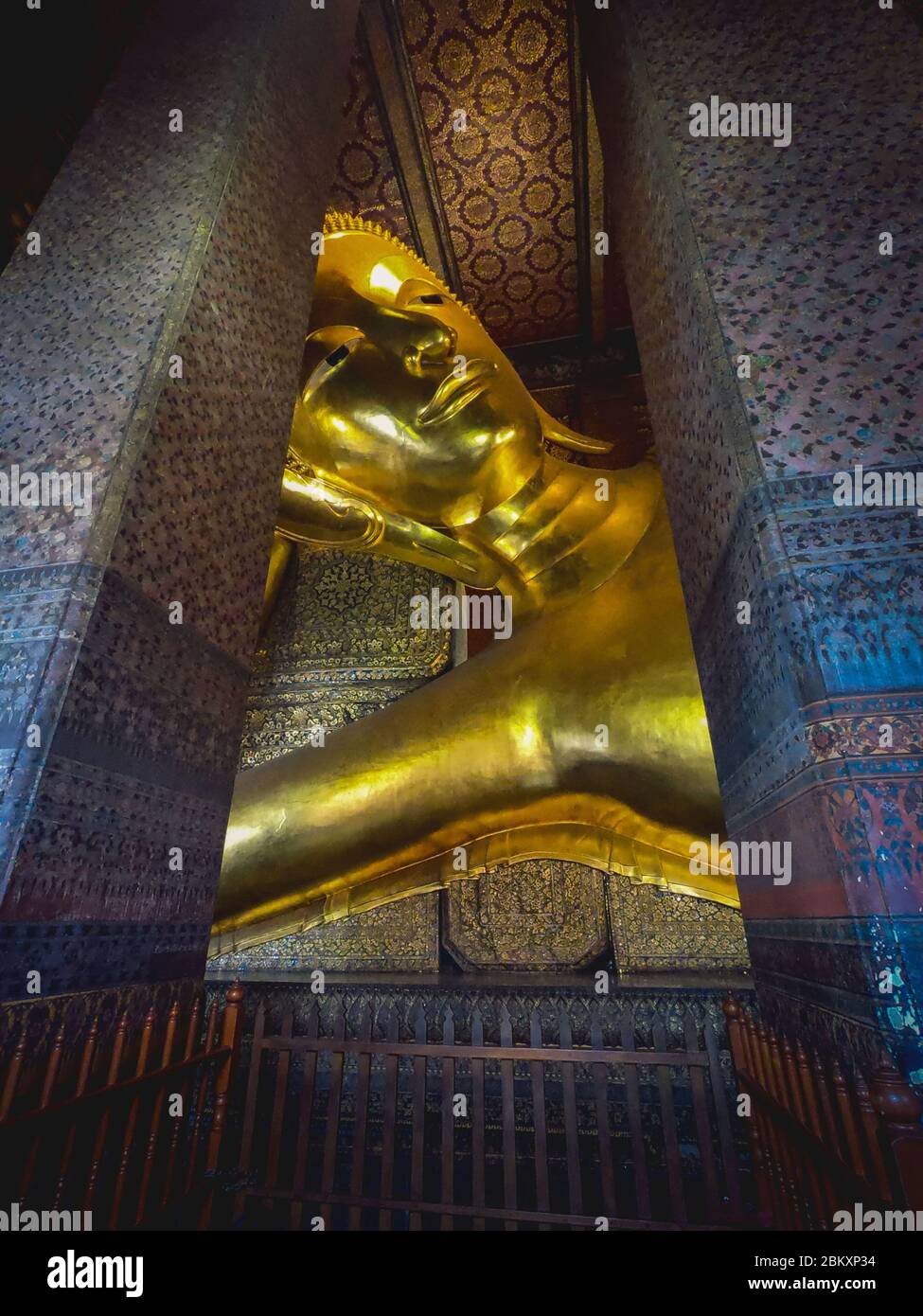 Gesicht der goldenen Statue des Reclining buddha im Wat Phra Chetuphon (Wat Pho) Buddhistischer Tempelkomplex Phra Nakhon District, Bangkok, Thailand 25/11/2019 Stockfoto