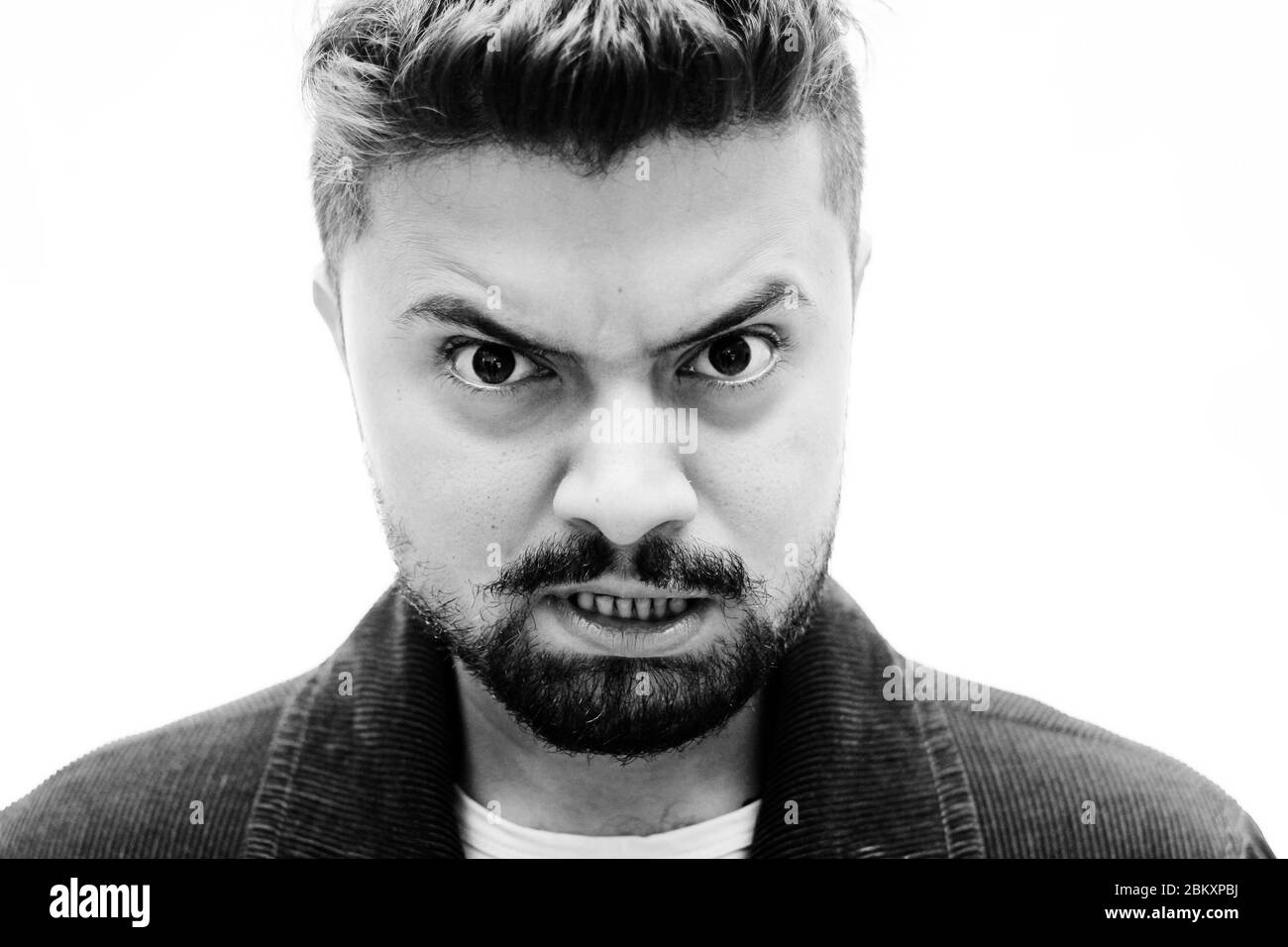 Nahaufnahme Porträt eines jungen kaukasischen Mann wütend und angewidert Gesichtsausdruck isoliert auf weißem Hintergrund Stockfoto