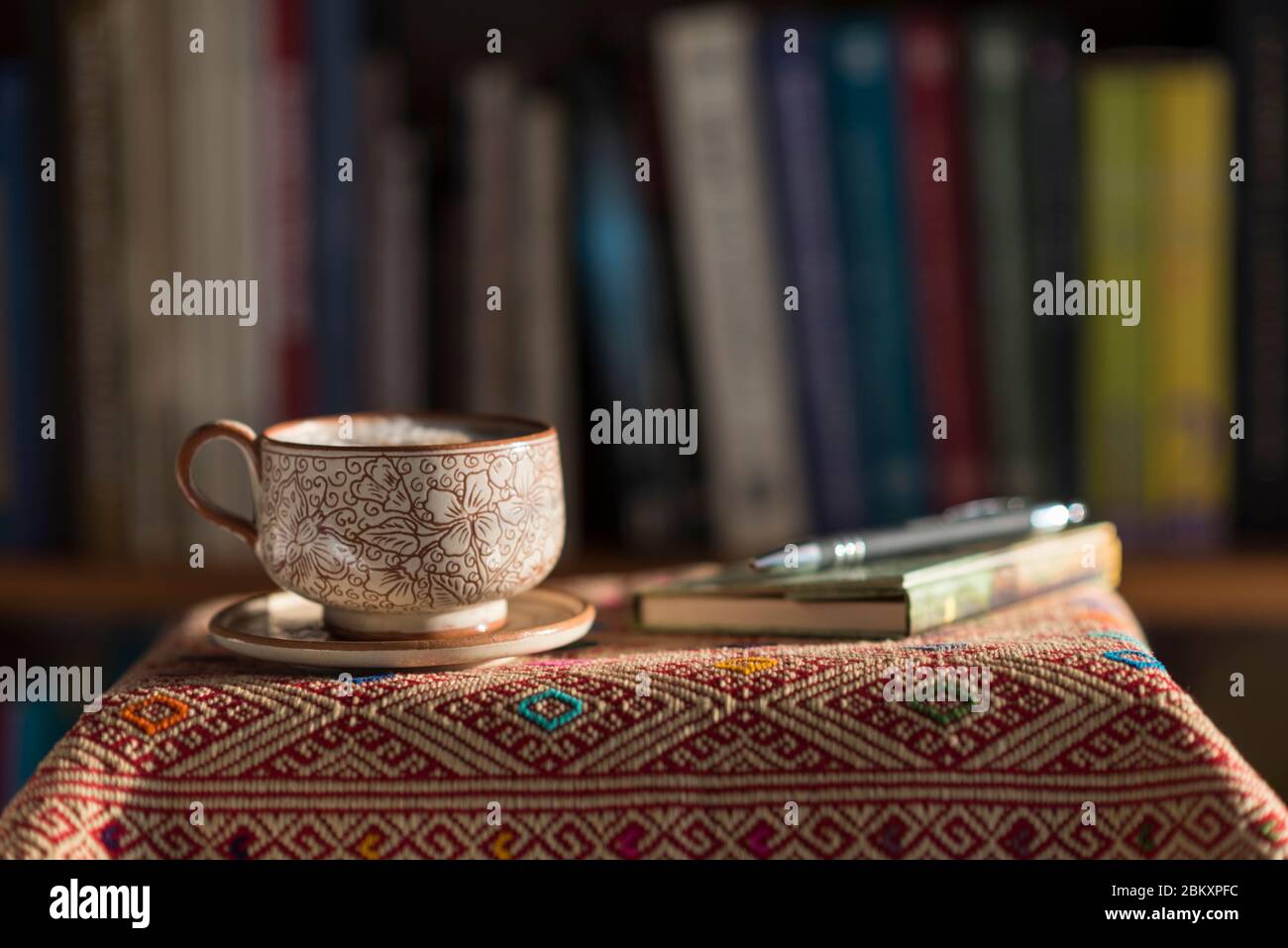 Morgenkaffee und Notizbuch Stockfoto