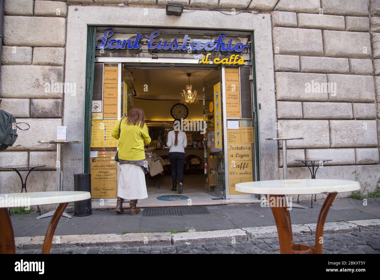 Roma, Italien. Mai 2020. Blick auf die Bar Sant'Eustachio in Rom nach dem Beginn der Phase 2 von Covid-19, gestern, 4. Mai 2020, die Bars wieder eröffnet nach zwei Monaten der Sperrung (Foto von Matteo Nardone/Pacific Press) Quelle: Pacific Press Agency/Alamy Live News Stockfoto