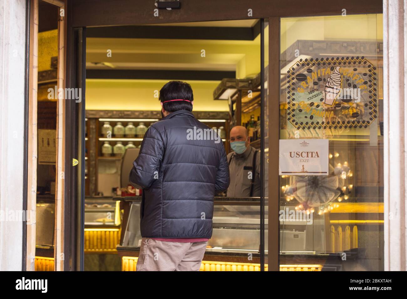 Roma, Italien. Mai 2020. Blick auf die Bar "Tazza d'Oro" in der Nähe des Pantheons in Rom nach dem Beginn der zweiten Phase von Covid-19, gestern, 4. Mai 2020, wurden die Bars nach zwei Monaten der Sperrung wieder eröffnet (Foto: Matteo Nardone/Pacific Press) Quelle: Pacific Press Agency/Alamy Live News Stockfoto