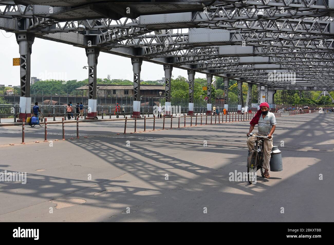 Kalkutta, Indien. Mai 2020. Die Howrah Brücke während der Schleuse bei Kolkata. Nur ein Notdienst ist von der Kolkata Polizei erlaubt, die Brücke zu überqueren. (Foto von Suraranjan Nandi/Pacific Press) Quelle: Pacific Press Agency/Alamy Live News Stockfoto