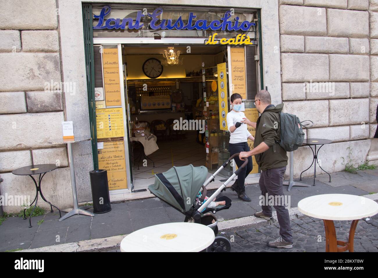 Roma, Italien. Mai 2020. Blick auf die Bar Sant'Eustachio in Rom nach dem Beginn der Phase 2 von Covid-19, gestern, 4. Mai 2020, die Bars wieder eröffnet nach zwei Monaten der Sperrung (Foto von Matteo Nardone/Pacific Press) Quelle: Pacific Press Agency/Alamy Live News Stockfoto