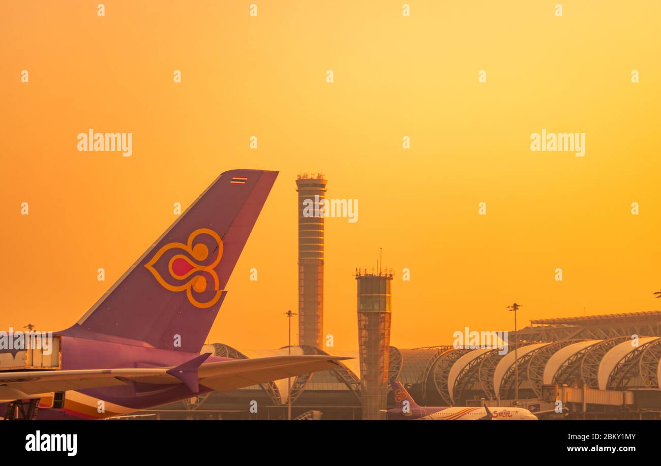 BANGKOK, THAILAND-FEBRUAR 20, 2020 : Thai Smile Airways. Passagierflugzeug am Flughafen Suvarnabhumi geparkt. Nahaufnahme Flugzeug mit Flugsicherung Stockfoto