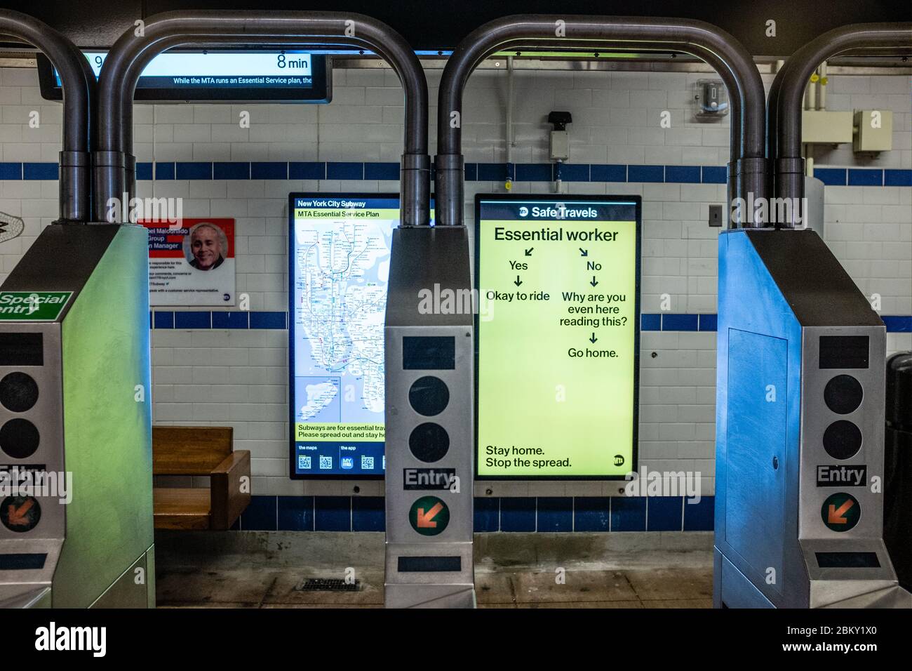 Brooklyn, NY, 5. April 2020. Schilder am Eingang zur Avenue J Station an der U-Bahn Q Linie verkünden Service-Einschränkungen, und bitten, dass alle nicht-e Stockfoto