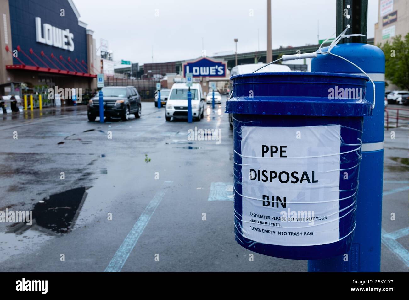 Brooklyn, NY - 30. April 2020. Müllcontainer für die Entsorgung von PPE sind Plätze auf dem Parkplatz des Lowe's Home Improvement Center in Brooklyn's Gowa Stockfoto
