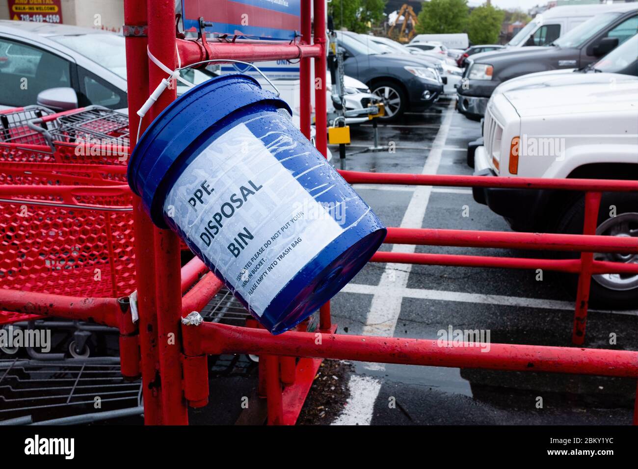 Brooklyn, NY - 30. April 2020. Müllcontainer für die Entsorgung von PPE sind Plätze auf dem Parkplatz des Lowe's Home Improvement Center in Brooklyn's Gowa Stockfoto