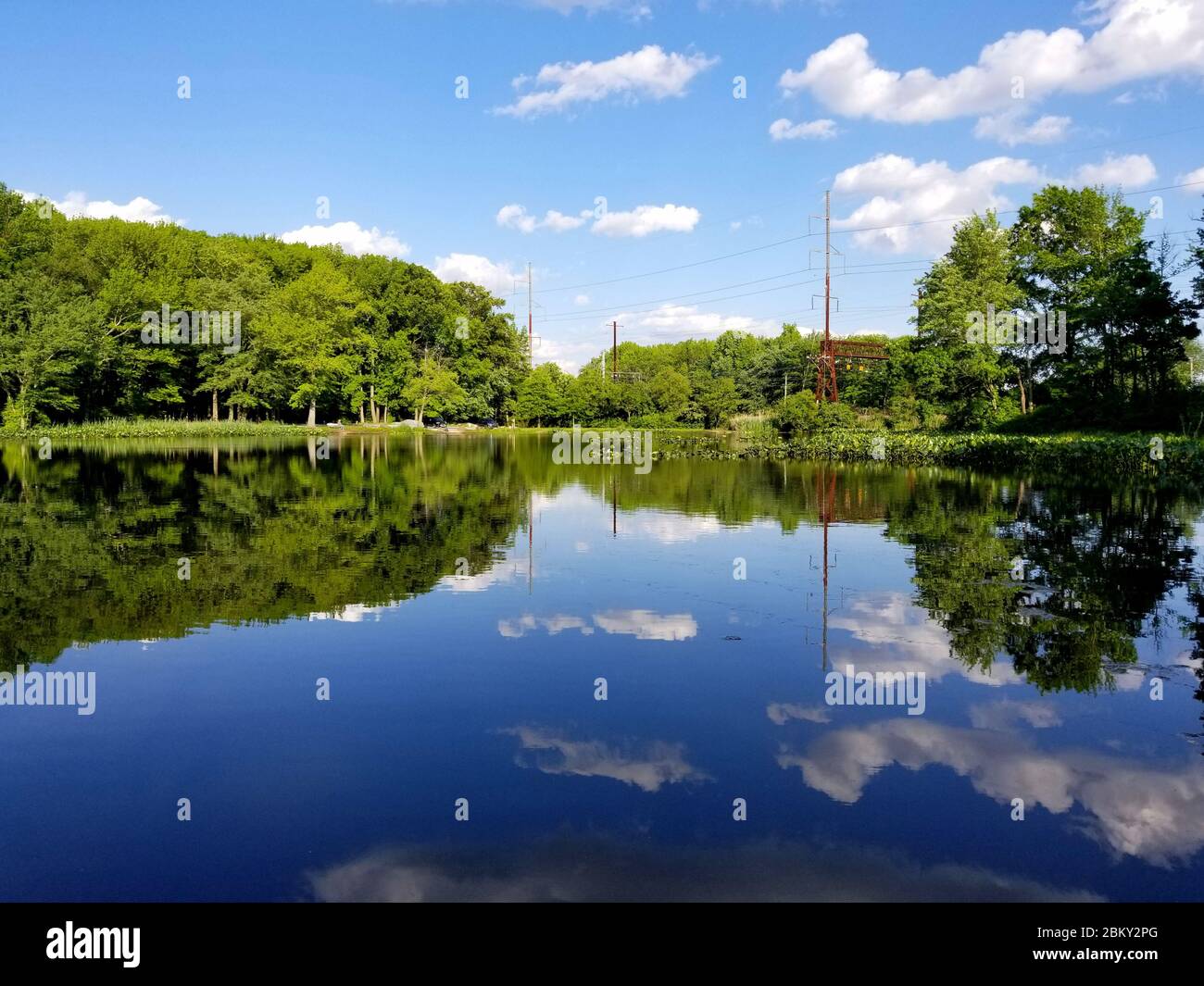 Ein strahlend schöner Tag mit Wolkenspiegelung am Foley Pond in der Nähe von Banning Park, Wilmington, Delaware, U.S.A Stockfoto