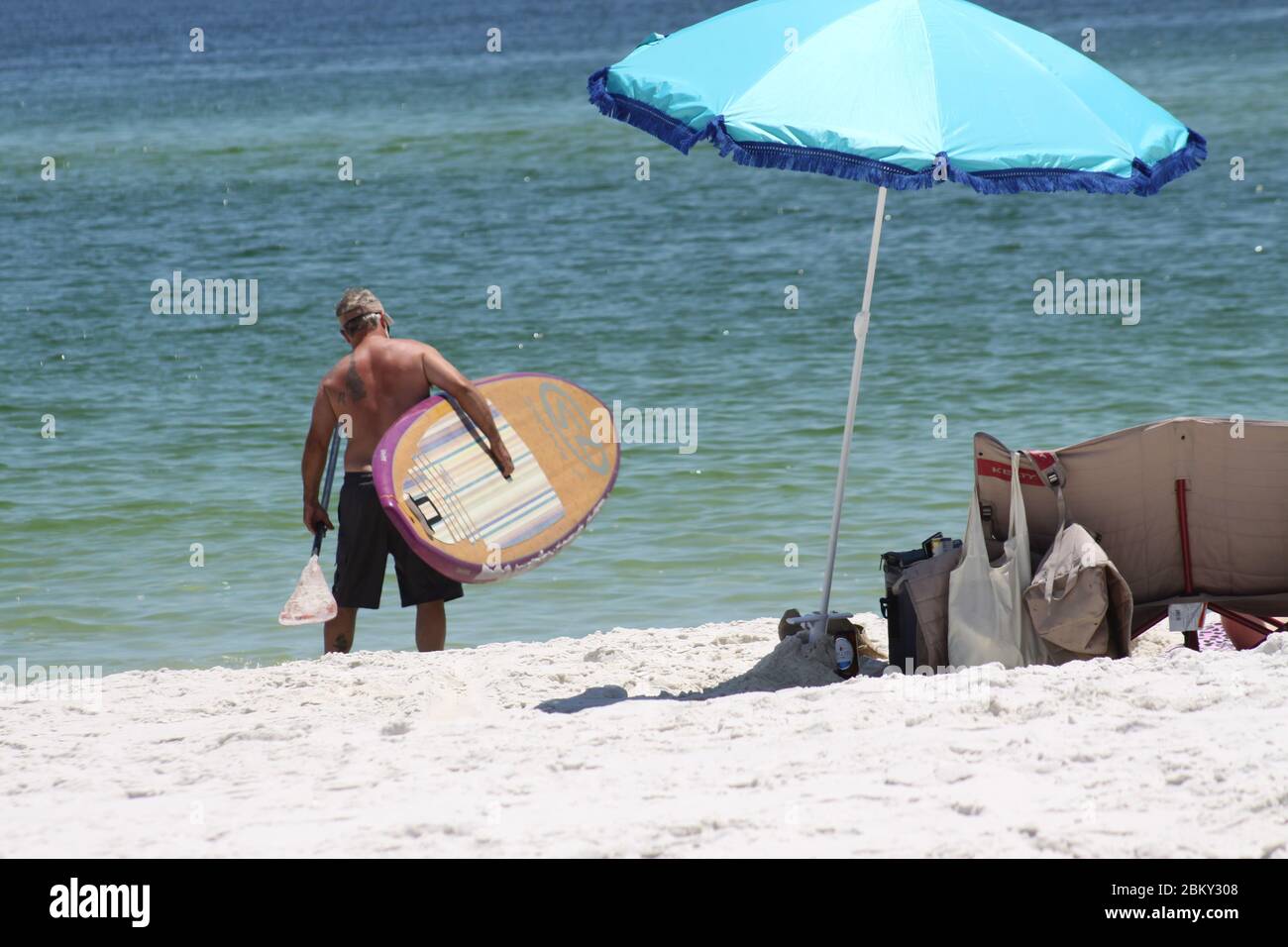 #SocialDistancing out am Strand in Pensacola, Florida. Stockfoto