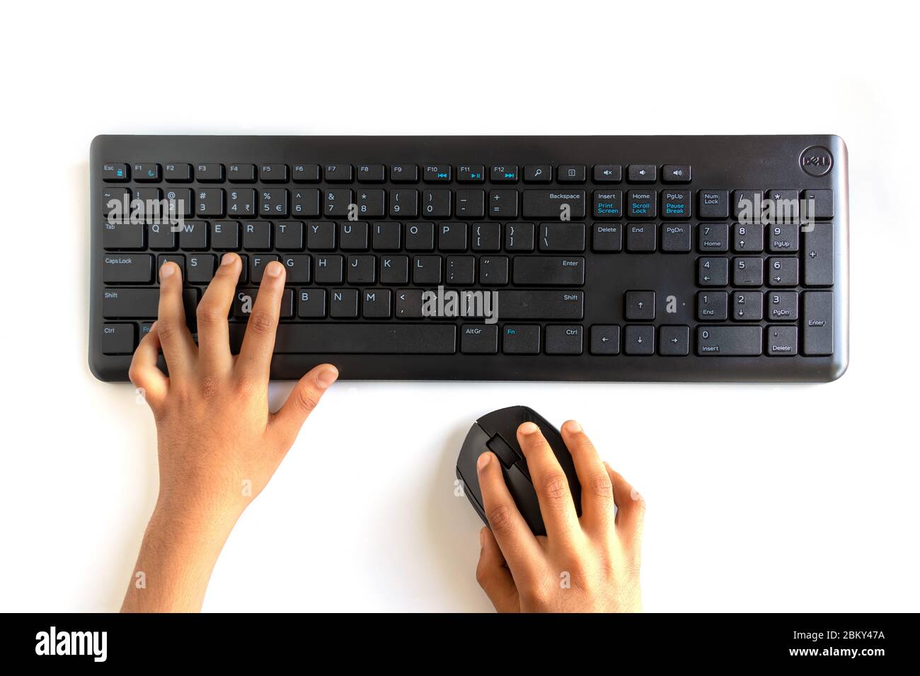 Nahaufnahme der Person Hand tippen auf der Tastatur mit der Maus, Clipping-Pfad auf weiß Stockfoto