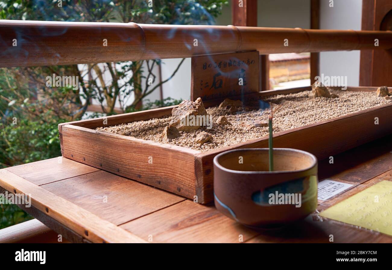 KYOTO, JAPAN - 17. OKTOBER 2019: Das taktile Modell des berühmten Zen-Felsgartens für sehbehinderte Menschen im Hojo des Ryoan-ji-Tempels. Kyoto. Stockfoto