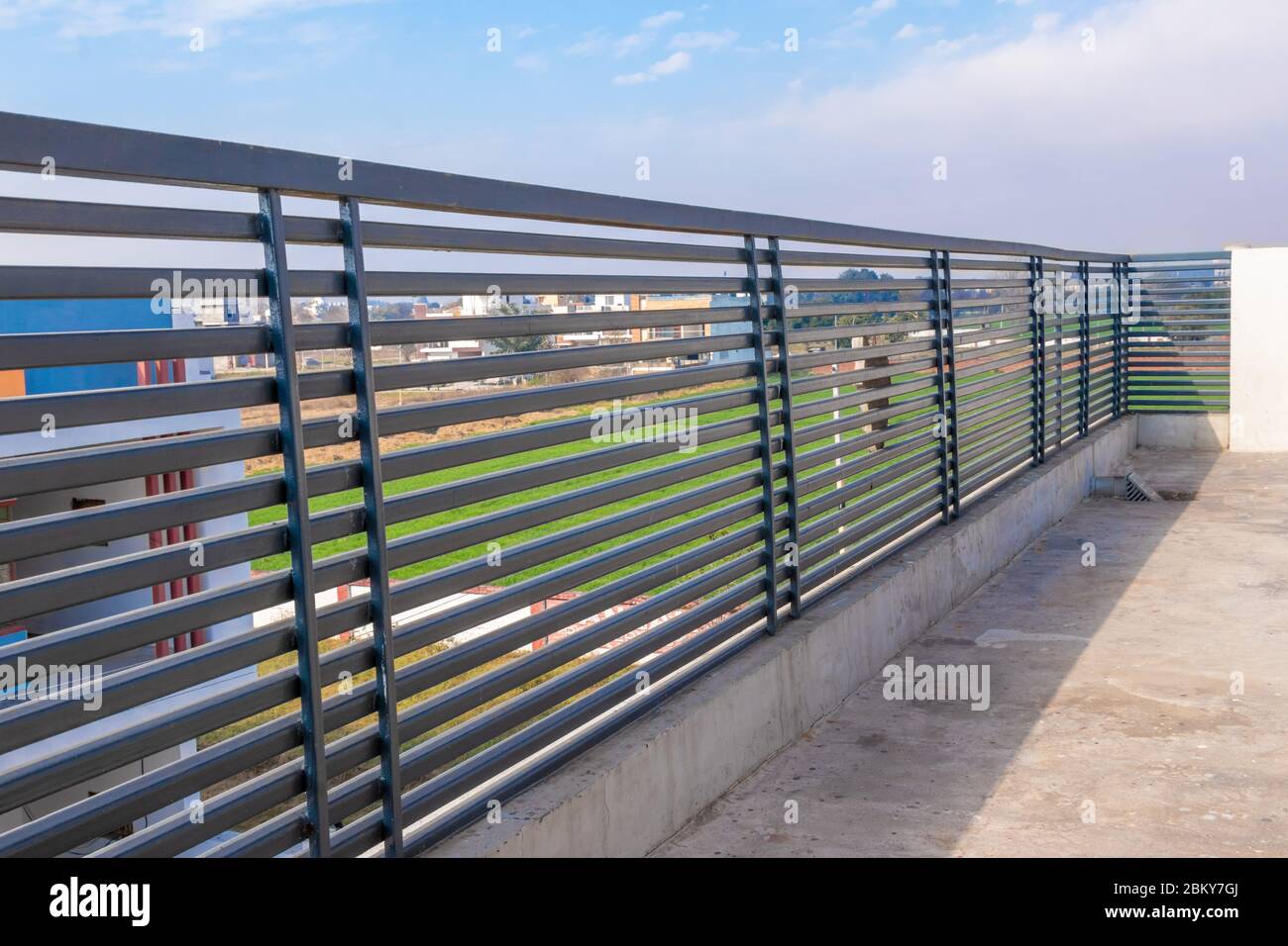 Stahlgeländer auf dem Haus Spuren auf blauem Himmel Hintergrund. Stockfoto