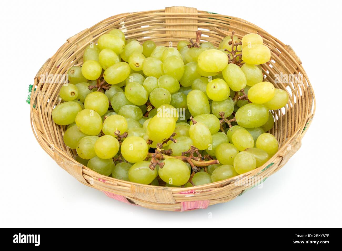 Frische grüne Trauben auf weißem Hintergrund mit Clipping-Pfad isoliert. Stockfoto