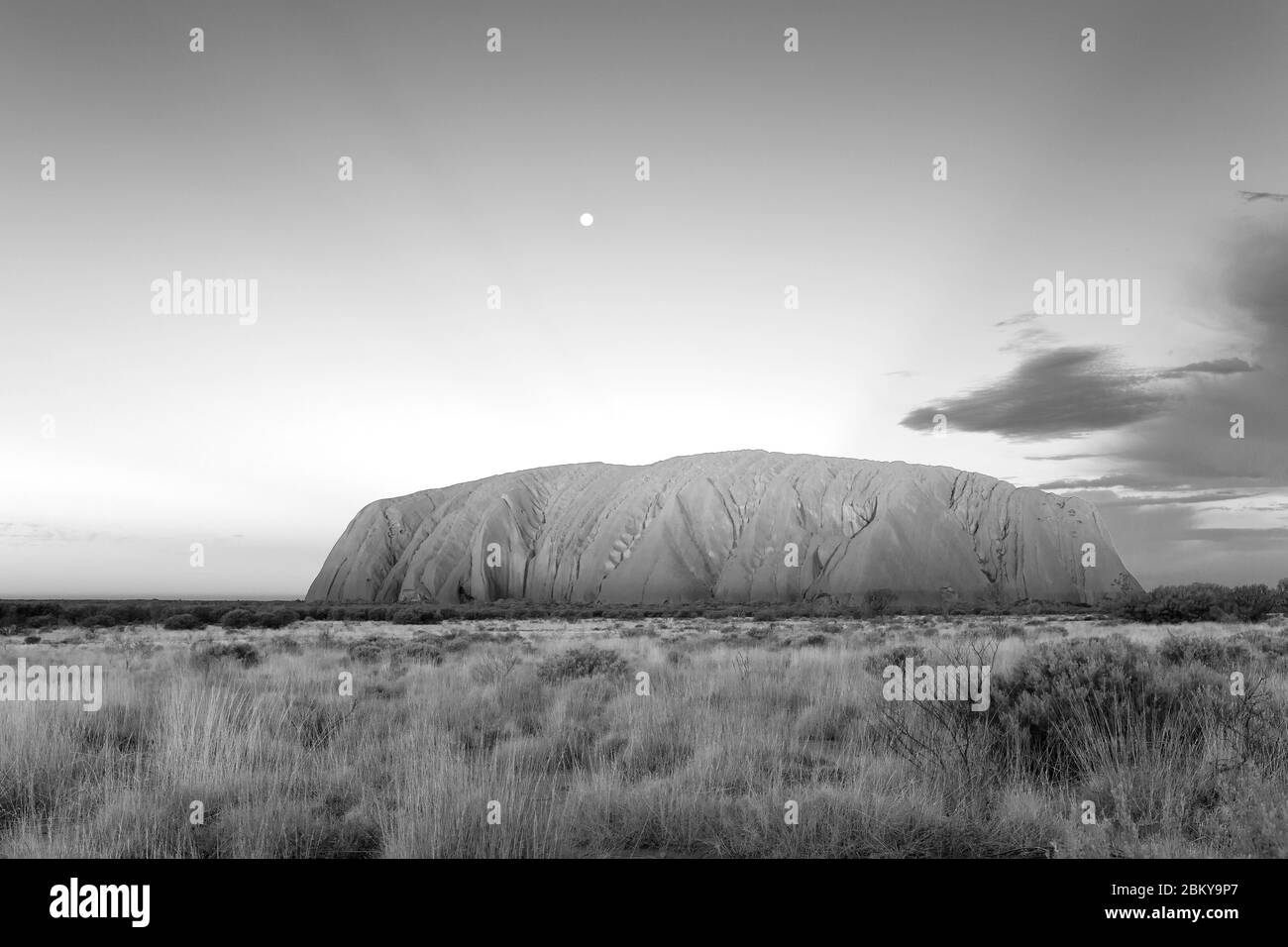 Mondaufgang über Uluru (Ayers Rock), Northern Territory, Australien Stockfoto