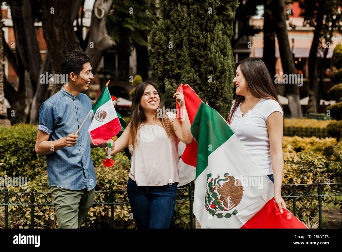 Mexikanische Leute jubeln mit der Flagge von Mexiko, Viva Mexiko in mexikanischen Unabhängigkeitstag Stockfoto