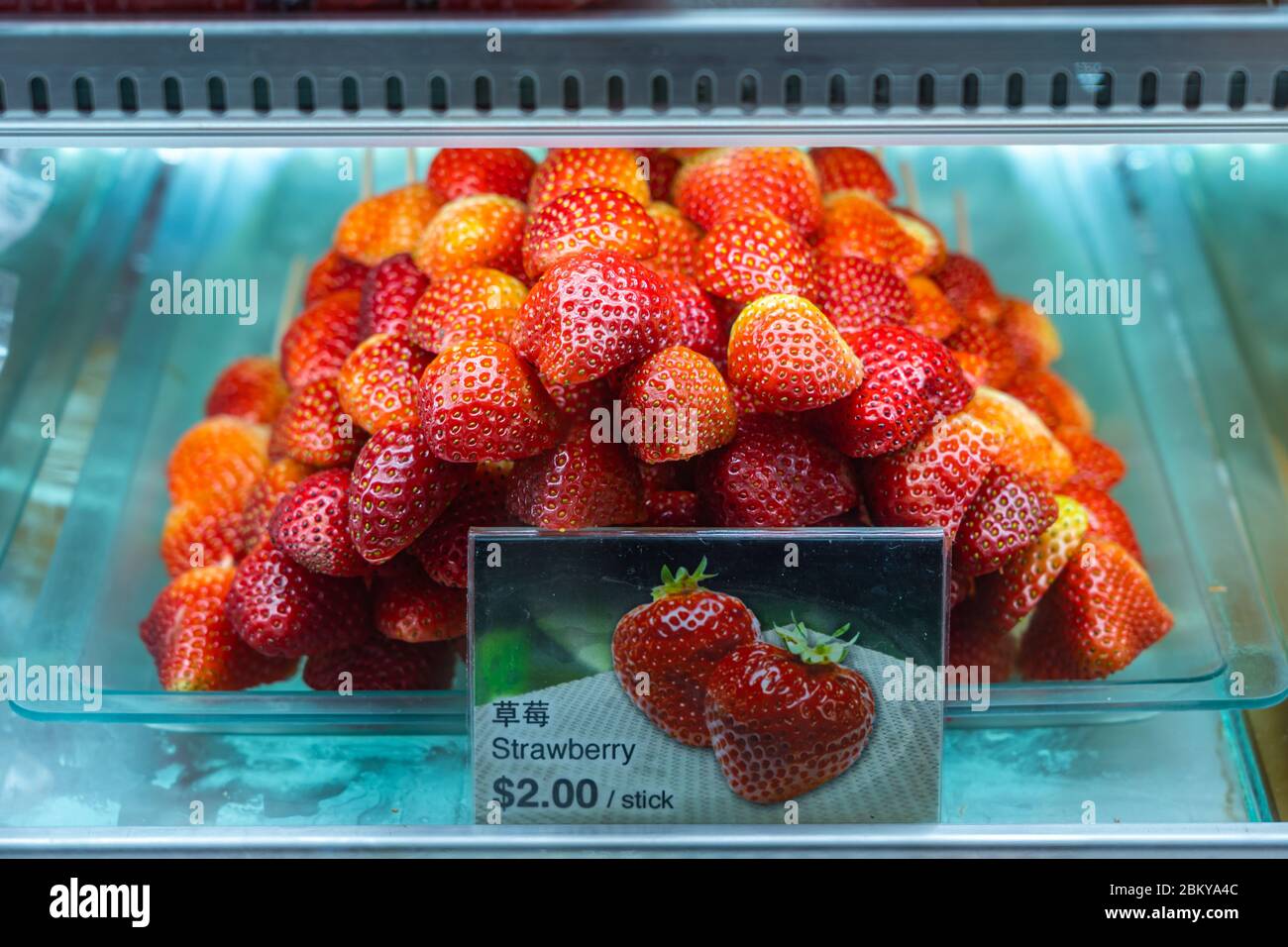 Stapel von frischen Erdbeerstangen zum Verkauf am Obststand Stockfoto