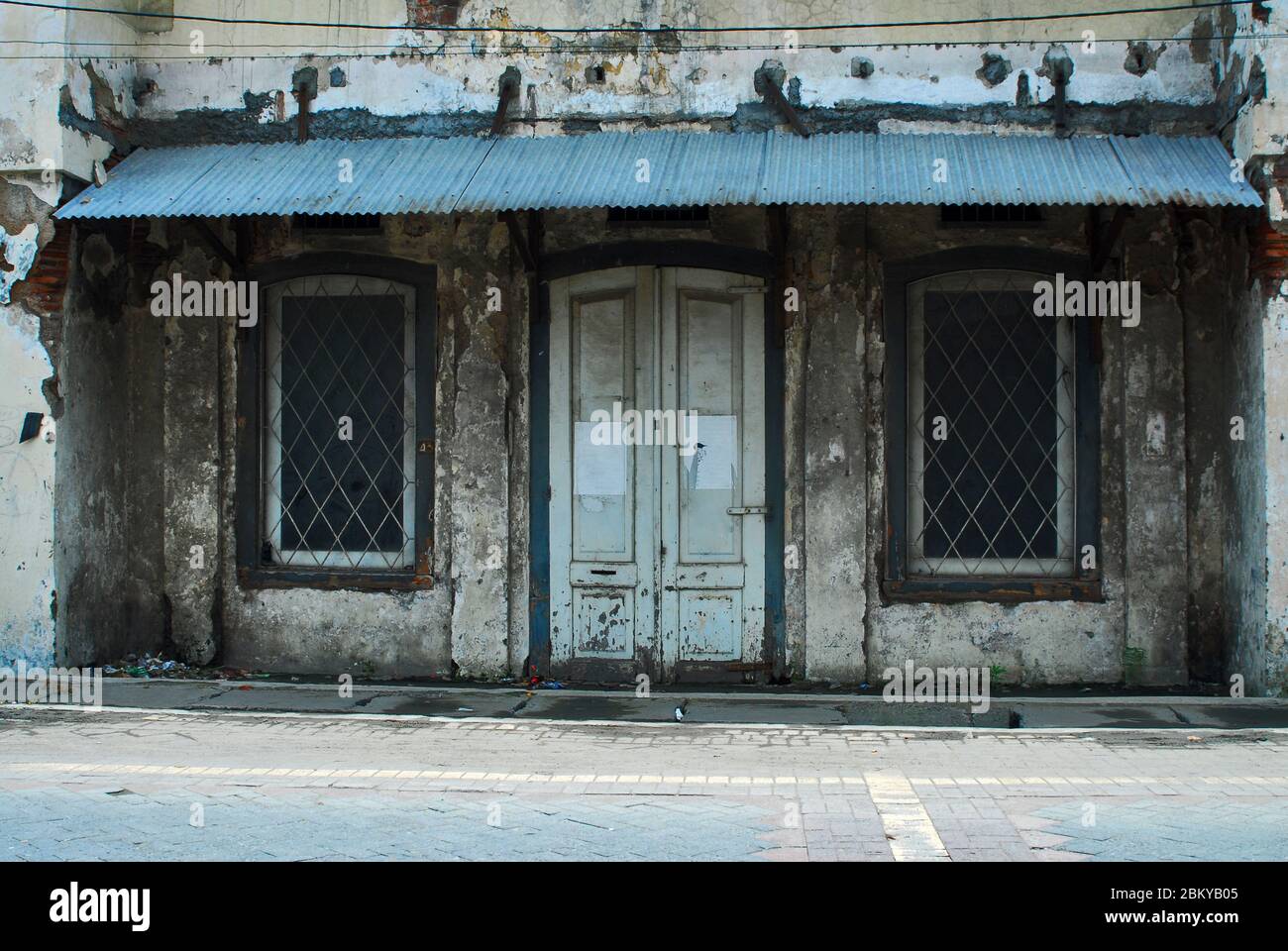 Eine alte Tür und ein Fenster im Semarang Stockfoto