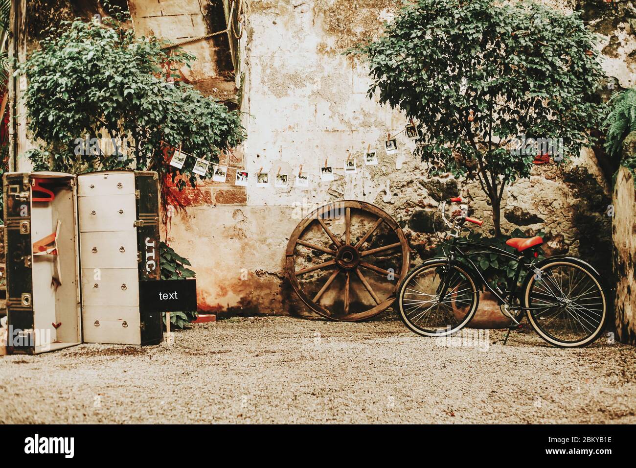 Vintage Terrasse in einem mexikanischen Kolonialhaus mit Fahrrad Stockfoto
