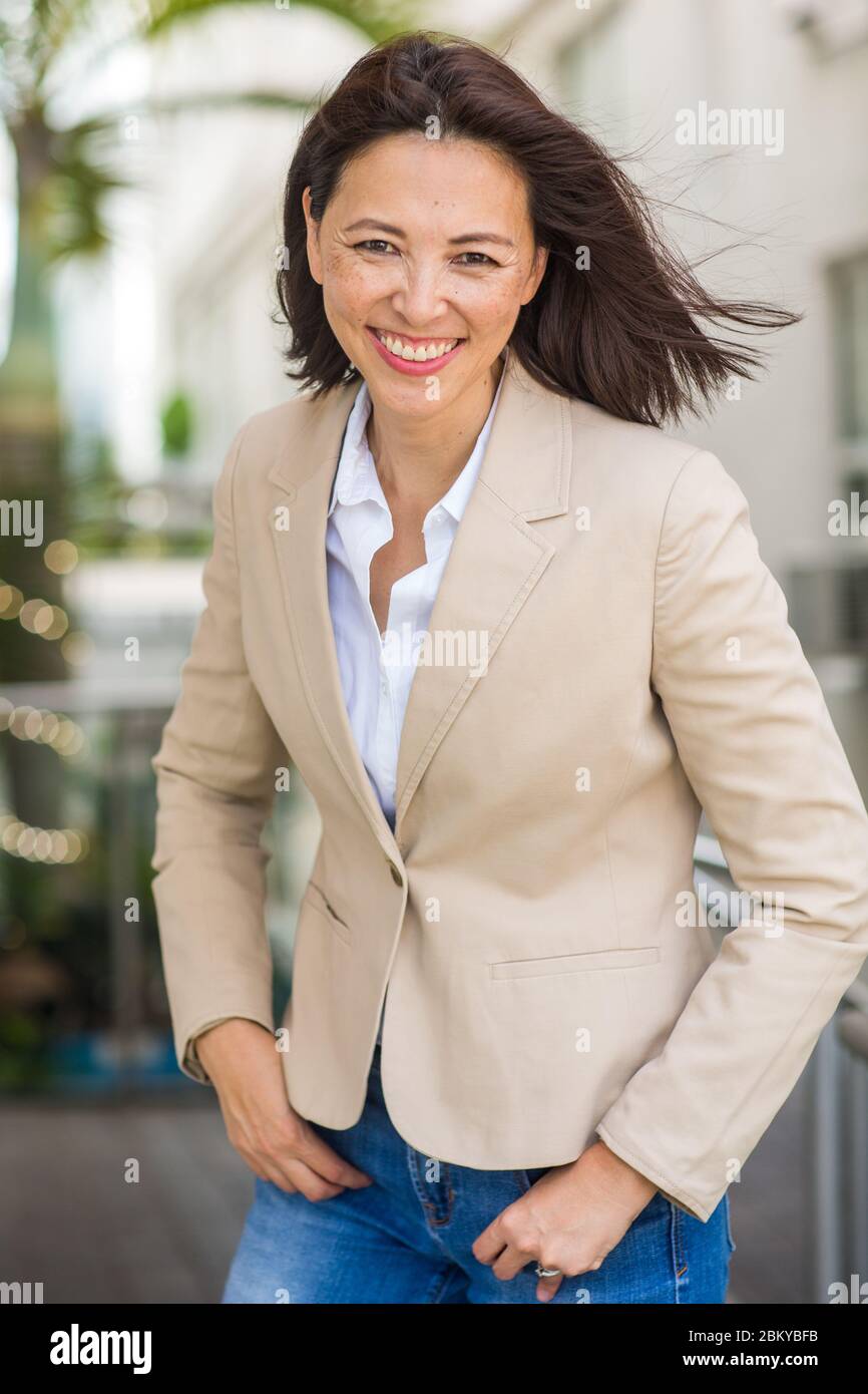 Porträt einer zuversichtlich Asiatischen Geschäftsfrau lächelnd. Stockfoto
