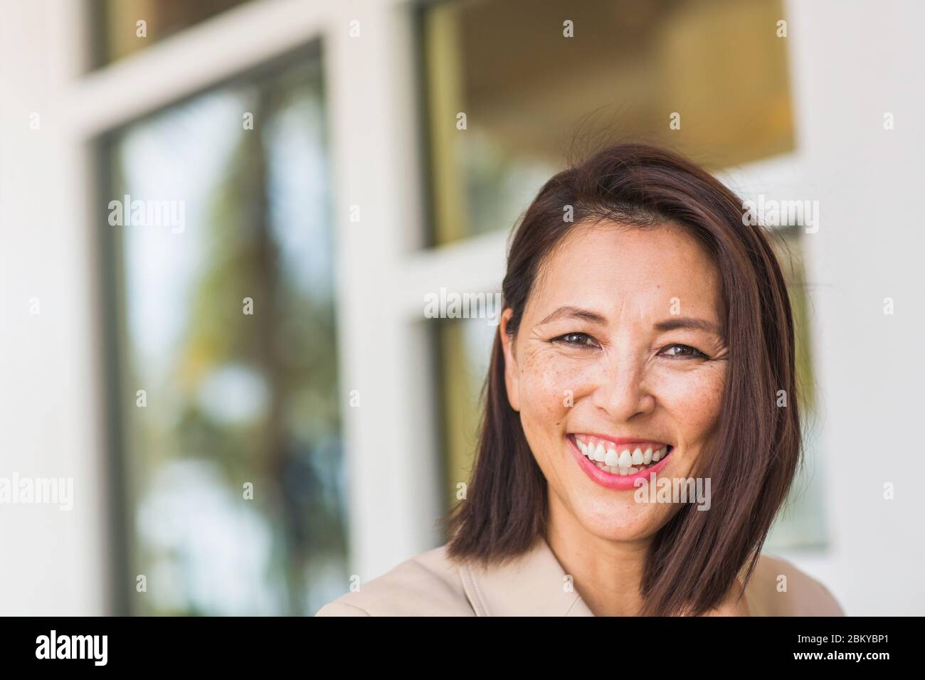 Porträt einer zuversichtlich Asiatischen Geschäftsfrau lächelnd. Stockfoto