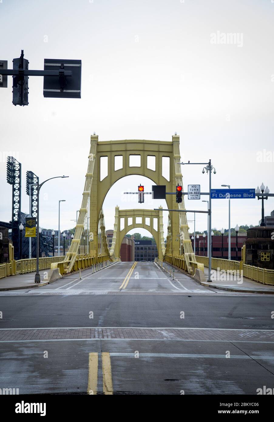 Pittsburgh, Usa. Mai 2020. Die Clemente Bridge ist um 17:00 Uhr während des Aufenthalts bei uns leer, da Covid 19 am Dienstag, 5. Mai 2020 in Pittsburgh stattfindet. Foto von Archie Carpenter/UPI Quelle: UPI/Alamy Live News Stockfoto