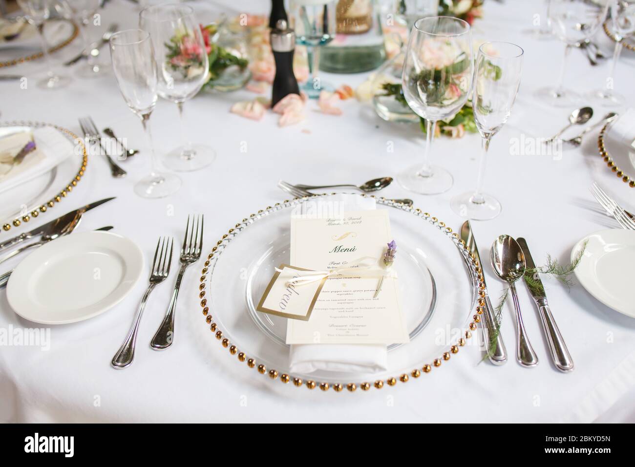 Tischaufbau, Hochzeitstisch für Gäste, Empfangslayout Stockfoto