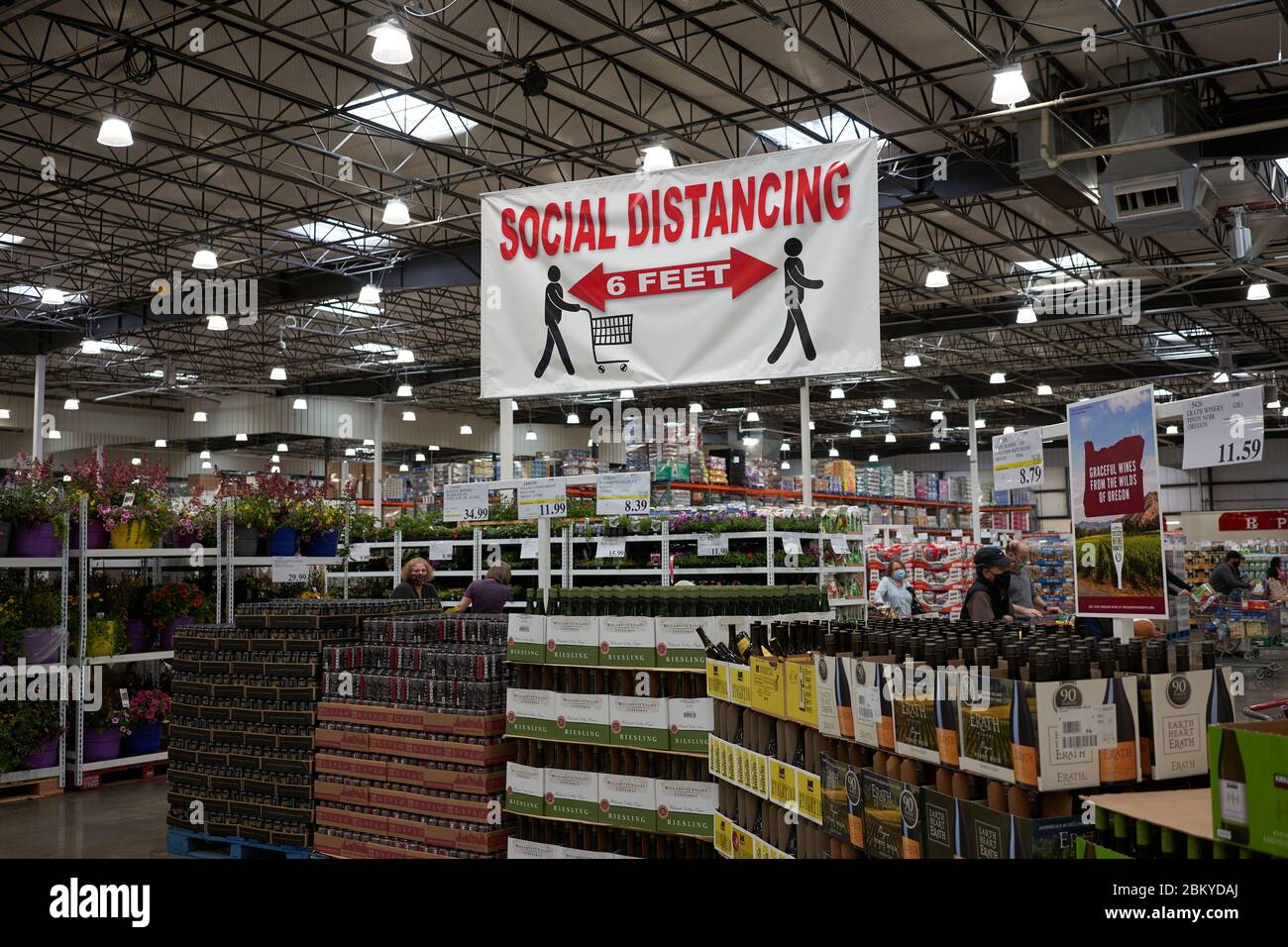 Das Banner der sozialen Distanzierung wird in einem Costco-Laden in Tigard, Oregon, während der COVID-19-Krise am Dienstag, den 5. Mai 2020, gesehen. Stockfoto