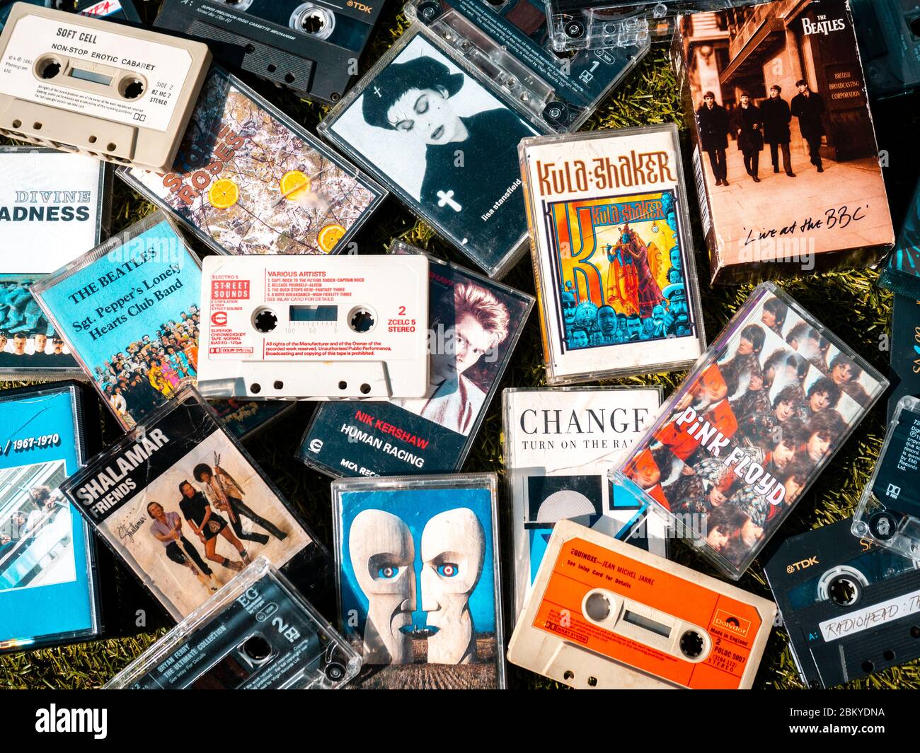 Auswahl an populärer Musik auf Tonbandkassette aus den 1970er, 1980er und 1990er Jahren Stockfoto