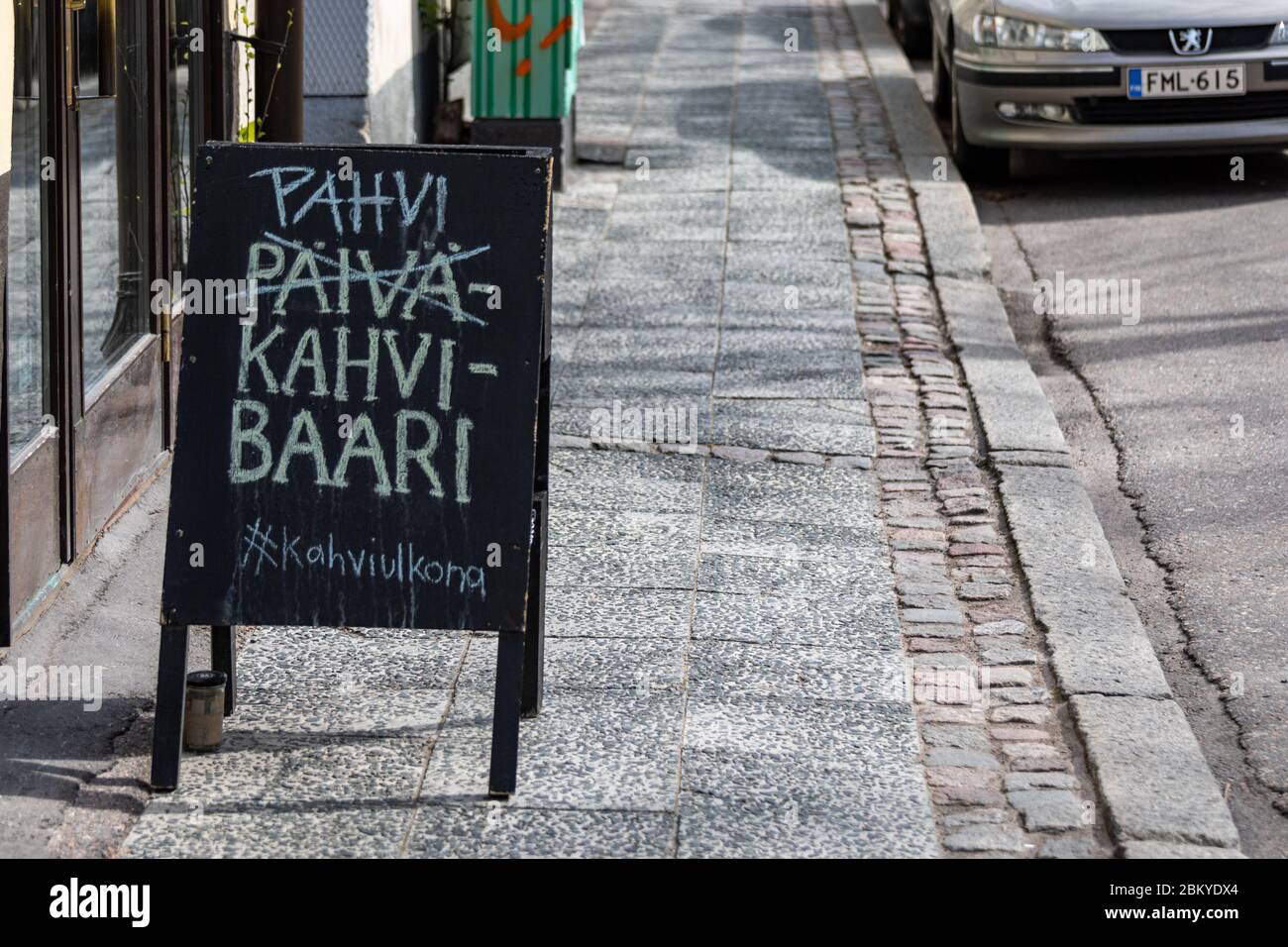 Café Tafel Straßenschild Werbung für Take-away-Kaffees während Coronavirus Ausbruch im Vallila Bezirk von Helsinki, Finnland Stockfoto